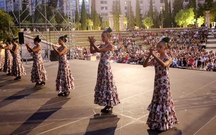 Cerca de un millar de personas disfrutan de una velada de primer nivel con ‘Benidorm en dansa’ 